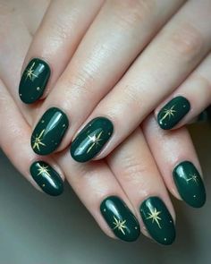 26 Stunning Green and Gold Nail Designs for Ultimate Inspiration Dark Green Gel Nails, Dark Green Prom Nails, Green And Gold Nail Designs, Green Prom Nails, Green And Gold Nails, Gold Holiday Nails, Prom Things, Biab Nails, Emerald Nails