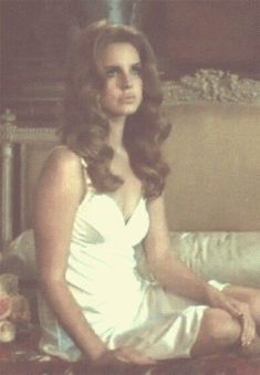 porcelain coquette dollete vintage aesthetic elegance lana del rey regency white dress aphrodite Lana Del Rey Love, Lana Del Rey Vinyl, Lana Rey, Elizabeth Grant, Lana Del Ray, Christian Bale, Alex Turner, Megan Fox, Soft Grunge