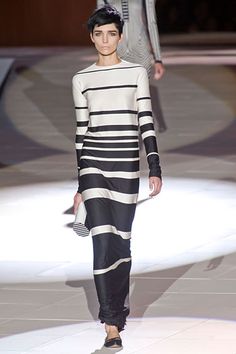 Fashion Theory, Horizontal Lines, Fashion Friday, Fashion Articles, Black And White Stripes, Fabulous Fashion, White Fashion, Front Row