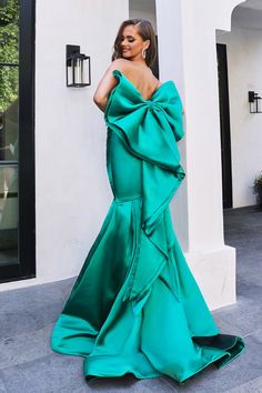 PS22035 Emerald is available to order and will be shipped out between December 2021 - January 2022. Puff Sleeve Gown, Portia And Scarlett, Mnm Couture, Long Sleeve Evening Gowns, Trumpet Dress, Trumpet Gown, Terani Couture, Deep Plunge, Mermaid Skirt