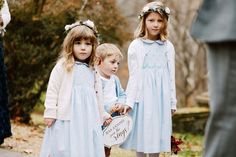 Robes de cortège pour mariage - tons bleu ciel classique chic. Découvrez nos robes de céremonies en ligne sur www.charlottesydimby.fr ou dans notre boutique L'Île aux Fées 66 rue Notre Dame des Champs Paris Bleu Pastel