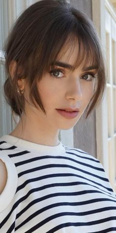 Lily Collins Hair, Front Hair, Haircuts Straight Hair, Penteado Cabelo Curto, Short Hair With Bangs, Haircuts With Bangs, Lily Collins