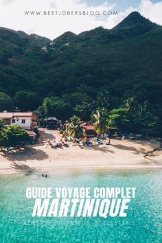 an aerial view of a beach with the words guide voyage complet martinique