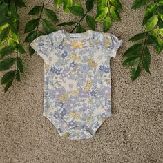 Bnwot Adorable Blue/Yellow Floral Onesie Has Elastic Cuffs Around The Arms Cute Little Yellow Bow As Well Perfect For Spring Time!(: Would Be Great For Spring Photos Love It? Get It Now For Your Adorable Little Girl She'll Definitely Look Like A Cutie With This Onesie #Nicolemiller #Baby #Babygirl #Floral #Ruffle Girl Onsies, Heart Onesie, Kids Onesies, Boho Baby Girl, Yellow Bow, Girls Smock, Unisex Onesies, Baby Sleepers, Long Sleeve Outfits