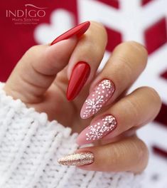 Looking for the perfect red and white Christmas nails? We have collected over 30 best ones to give you plenty of ideas for festive nail design. Christmas Gel Nails, Sweater Nails, Christmas Nail Art Designs, Glamorous Nails, Christmas Nails Acrylic, Nail Swag