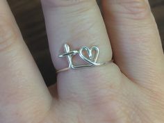 Cross heart ring, cross, gold or silver, cross ring, adjustable ring, wire rings, knuckle ring, cros Wire Cross Ring Diy, Palm Jewelry, Wired Rings, Cross With Heart, Heart Beat Ring, Diy Wire Jewelry Rings, Wire Jewelry Rings, Cross Gold, Cross Heart