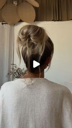 Aurélie Coulet on Instagram: "Bun facile et rapide 👱🏼‍♀️" Sandy Hair, French Braids Tutorial, Short Hair Updo Tutorial, Bun Tutorials, The Supremes, Easy Hairstyles For Medium Hair