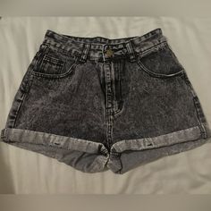 Really Cute Black Jean Shorts. Never Worn, Too Small. Short Shorts Women, Jean Shorts 2024, Grunge Jean Shorts, Black Jean Shorts Outfit, Summer Shorts Women, Black Jeans Shorts, Jean Shorts Black, Baggy Jeans For Women, Cute Jean Shorts