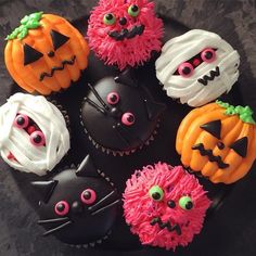 cupcakes decorated to look like cats and pumpkins