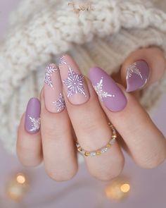 Маникюр| Дизайн ногтей| Педикюр 2023 | ВКонтакте Nail Art Noel, New Years Nail Designs, Unghie Nail Art, Christmas Look, Christmas Nails Easy, Christmas Gel Nails, Pretty Nail Designs, Snowflake Nails, Christmas Nails Acrylic