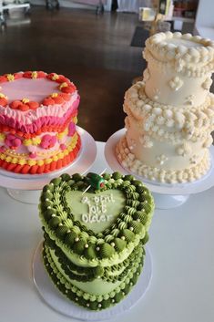 Vintage Cakes by 3 Sweet Girls Cakery! Maximalist Cake, Vintage Cakes, Vintage Cake, Sweet Girls, Thanksgiving Decorations