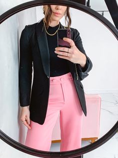 Outfit Formal Juvenil, Pink Trousers Outfit, Outfit Con Blazer, Chic Smart Casual, Looks Blazer, Pink Pants Outfit, Outfit Trabajo, Cropped Outfits, Black Blazer Outfit