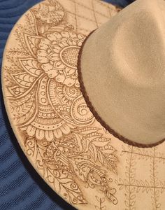 "Personalize it with your own name or phrase! 🤠\"HENNA FEATHERS\" -Pictured hat is: *MATERIAL - Vegan Suede *COLOR - Beige *STYLE - Peach Top Rancher -Each unique, one-of-a-kind design is imagined, drawn and burned by Vicki at FanciiPants. I don't use stencils or stamps. -Listing is for hat only. A basic hatband, of sellers choice, is included as a FREE bonus! Your hat may or may not include the exact band shown in pictures. Hat band and feathers are removable so you can customize with your own unique hatband and decor if you'd like. Bands and/or feathers may shift or fall off during shipping. -\"One Size Fits Most\" with adjustable drawstring. 🤠 MESSAGE ME FOR CUSTOM BURNED HAT ORDER -Custom orders typically require 2-3 weeks www.facebook.com/fanciipants fanciipants [!at] outlook.com 🤠 Bohemian Handmade Natural Colored Hats, Handmade Beige Hat Bands For Festival, Handmade Bohemian Natural Hat Band, Bohemian Style Natural Hat Band For Country Events, Handmade Bohemian Hats For Country Events, Bohemian Ranch Hat One Size Fits Most, Country Style Beige Hat For Festivals, Bohemian Handmade Hats For Rodeo, Handmade Rustic Hat Band For Festivals