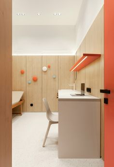 Ater Architects creates a friendly interior for Doctor U children's clinic in Kiev Bureau De Consultation, Revêtement En Bois, Bois Mural, Chambre Bois, Deco Murale Bois, Decoration Murale Originale