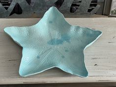 a blue star dish sitting on top of a wooden bench