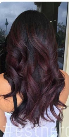 Hair Color Burgundy Highlights, Pelo Color Borgoña, Red Highlights In Brown Hair, Pelo Color Vino, Red Balayage Hair, Wine Hair Color, Burgundy Highlights, Wine Hair, Hair Color Burgundy