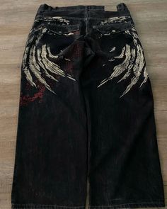 Baggy Jean Designs, Ed Hardy Baggy Jeans, Cool Jeans Design, Cool Pants Design, School Jeans Outfit, Alternative Pants, Vintage Jeans Style, Back Pocket Design, Hip Hop Jeans