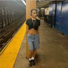 @iconicallyalex Summer Streetwear Fashion Women, Campus Fits, Summer Streetwear Outfits, Rim Of The World, Streetwear Fashion Summer, Jorts Streetwear, Summer Street Wear, Fly Girls, Nyc Street Style