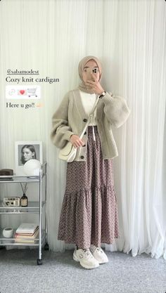 Full Coverage Outfit Ideas, Modest Cardigan Outfit, Cardigan Outfit Hijab, Haircut Selfie, Photo Hijab, Outfit Cardigan, Hijab Look, Cute Hairstyle, Muslim Fashion Hijab Outfits