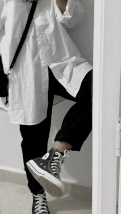 Black And White Fits Aesthetic, Black And White Outfit Ideas Aesthetic, White And Black Aesthetic Outfit, White Tomboy Outfit, Minimalistic Outfits Aesthetic, Black White Aesthetic Outfit, Tomboy Style Outfits Black, Aesthetic Black And White Outfits, Black And White Clothes Aesthetic