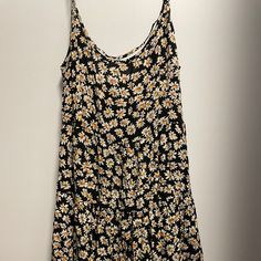 Open Back Flowy Daisy Dress Nwot Willing To Negotiate Price Casual Black Daytime Dress, Casual Sleeveless Daisy Print Dress, Brandy Melville Dress, Daisy Dress, Brandy Melville, Black N Yellow, Daisy, Colorful Dresses, Mini Dress