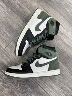 Air Jordan 1 High Clay Green Very Near Deadstock Jordan 1 Clay Green, Jordan Custom, Pretty Sneakers, Dr Shoes, Nike Fashion Shoes, Preppy Shoes, Jordan Shoes Retro, Pretty Shoes Sneakers, All Nike Shoes