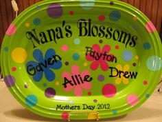 I started doing this with handprints of the grandchildren and their ages at the time. Handprint Gift Ideas, Diy Gifts Baskets, Monogram Projects, Vinyl Paper Crafts, Ceramic Tile Ideas, Silhouette Vinyl Projects, Vinyl Inspiration, Chargers Plates, Diy Vinyl Projects