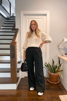 Trousers And Sneakers Outfit, Black Wide Leg Trousers Outfit, Wide Leg Black Pants Outfit, Black Slacks Outfit, Black Wide Leg Pants Outfit, Black Trousers Outfit, Colored Pants Outfits, Wide Leg Trousers Outfit, Slacks Outfit