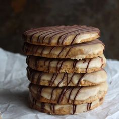 Espresso cookies with coffee glaze and dark chocolate drizzle.

#coffeeandcookies #coffeelovers #coffee #espresso #espressocookies #coffeeglaze #caramel #dulcedeleche #darkchocolate #cookies #ilovecookies #cookierecipes #cookieblog #atxblogger #cookiereels Caramel Macchiato Cookies, Cookies With Espresso Powder, Coffee Toffee Cookies, Espresso Martini Cookies, Coffee Cookies Decorated, Pig Desserts, Cappuccino Cookies, Espresso Cookies Recipe