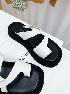 Size: 35-47 It comes with Dust box, Care manual, Tag, and Paper bag.Size Guide: Modern White Everyday Sandals, Chic Me, Everyday Luxuries, Chic Handbags, Bags Designer Fashion, Exclusive Bag, Beautiful Packaging, New Bag, You Bag