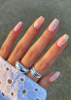 Pastel flower nails spring nails Pastel Daisy Nails, Nude Summer Nails, Summer Nails With Flowers, Italy Nails, Daisy Nail Art, Summer Manicure, Daisy Nails, Colorful Nails