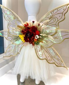 a white mannequin headdress with flowers on it