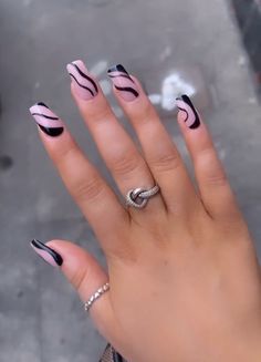 Black, black nails, black swirls, nails, acrylics, acrylic nails 🖤🖤 Black Swirl Nails, Black Nails, Nail Art Design, Acrylic Nail Designs, Trendy Nails, Swirl, Acrylic Nails, Glitter, Nail Designs