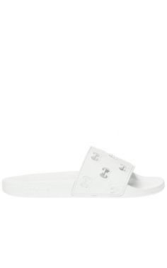 On these white rubber slippers, the diamond-shaped pattern in the form of GG monograms, plays not only a decorative, but also a functional role. An openwork motif, made in the technique of perforations, conducts heat well from the legs. This comfort is also supported by an orthopedic insole that reduces the load on the joints.Composition: Rubber 100%Lining: Rubber 100%Sole: Rubber 100%Made in Italy Chevron Outfit, Chevron Jewelry, Rubber Slippers, Gucci Shop, Shoes Flats Sandals, Luxury Women Fashion, Dior Shoes, Sandals For Sale, Diamond Shaped