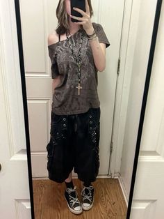 Edgy Y2k Outfits, Evelyn Core, 2000s Alt Fashion, Conner Kent, Baggy Outfit Ideas, Outfit Grunge, Look Grunge, 2000s Grunge