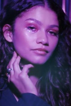 The make-up artists at Euphoria use make-up to show what the characters on the show are going through. We often see Rue Bennett (played by Zendaya) with Glitter under her eyes. This is not a coincidence - the glitter is supposed to look like tears emphasizing the seriousness of what Rue is going through. Euphoria S1 | Pink Glitter Tears | Durg addiction | Zendaya Undereye Glitter, Glitter Tears, Zendaya Makeup, Rue Bennett, Iconic Outfits, Gender Fluid Fashion, Becca Makeup, Zendaya Style, 90s Inspired Outfits