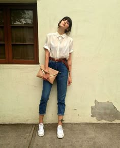 it-girl - camisa-branca-calça-jeans-mom-all-star - camisa branca - meia estação - street style Minimal Stil, Tomboy Stil, Pakaian Hipster, Topshop Mom Jeans, White Chucks, Blue Mom Jeans, H&m Blouse, Converse White, Style Hip Hop