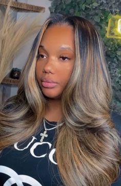 Sew In Blonde And Black, Blonde Streaks In Brown Hair Black Women, Highlighted Weave Black Women, Blonde Streaks Black Women, Sewin Blonde Highlights, Side Part Sewin With Highlights, Blonde Highlights On Wig, Blonde Leave Out Sew In