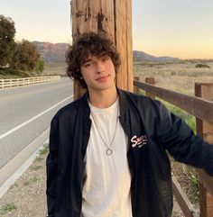 Brown Hair Male, Brown Hair Boy, Brown Hair Men, Brown Curly Hair, Brown Hair Brown Eyes, Boys With Curly Hair, Pic Pose, Fluffy Hair