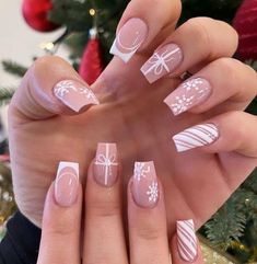 Christmas Present Nails, Winter Nails Acrylic, Cute Christmas Nails, Christmas Nails Easy, Christmas Gel Nails, Simple Gel Nails, Girly Acrylic Nails, Snowflake Nails, Christmas Nails Acrylic