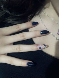 Nail Art Designs Black Colour, Under Nails Painted, Simple Black Nail Ideas, Navy Blue Nails Ideas, Basic Winter Nails, Nails Inspo Black, Soft Grunge Nails, Nail Inspo Black, Nail Art Designs Simple