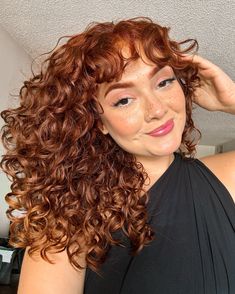 Cada quien brilla a su manera🧡 . . . Rizos, crespos, rulos, rizada, curly hair, curls, curly Light Auburn Hair Curly, Hair Color For Curly Hair Natural Curls, Copper Red Curly Hair, Dark Ginger Curly Hair, Copper Hair Curly, Copper Balayage Curly Hair, Copper Brown Curly Hair, Dark Copper Curly Hair, Curly Copper Hair