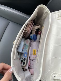 Bag Essentials School, Everyday Bag Essentials, Uni Bag, What's In My Purse, School Bag Essentials, Inside My Bag, Luxury Bags Collection, Aesthetic Bags, Purse Essentials