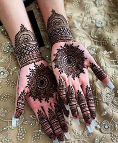 Modern Mehndi Designs Back Hand Mehandi Designs For Hands, Simple Mehandi Designs, Front Mehndi Design, Mehndi Designs Fingers, Full Mehndi, Finger Henna Designs, Henna Inspo, Henna Tattoo Designs Hand, Modern Henna