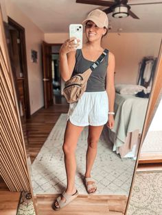 Outfits For The End of June – Marissa Wears an Outfit White Linen Shorts Outfit, Tan Birkenstocks, Linen Shorts Outfit, Boxer Shorts Outfit, Casual Shorts Outfit, Sightseeing Outfit