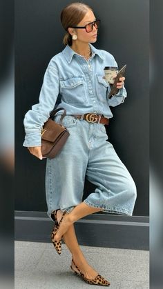 STREET STYLE 2024 FALL Looks Camisa Jeans, Look Working Girl, Classic Style Outfits, Casual Outfit Inspiration, Mode Jeans, Fashion Mistakes, 10 Pounds, Fashion Over 50, Outfit Casual