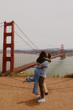 A couple hugging at Battery Spencer viewpoint in front of the Golden Gate Bridge in San Francisco San Francisco Summer Outfit, Alcatraz Tour, San Francisco Vacation, Honeymoon On A Budget, California San Francisco, To Do In San Francisco, Usa Summer