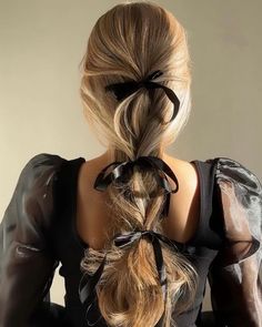 It’s Christmas Eve ~> Here’s some holiday hairstyle inspo for tonight (featuring lots of bows 🎀) Which style are you trying! ⠀ ⠀ Tag… | Instagram A Ponytail, Aesthetic Hair