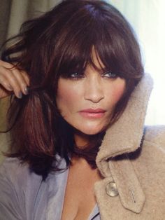 Love her hair Medium Length Hair With Fringe, Brown Lob Hair, Helena Christensen Hair, Hair With Fringe, Brunette Hair Color With Highlights, Sun Kissed Hair, Wavy Bob Hairstyles, Lob Hairstyle, Helena Christensen