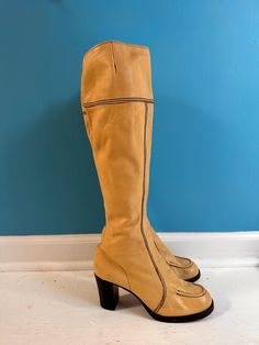 1970s creamy tan tall leather boots sz 7/7.5 Unbranded Gorgeous buttery soft tan leather Exposed black seaming detail throughout - very sleek! Wooden stacked heel  Slight platform Leather sole Marked size 9.5 but that is not US sizing Excellent condition. a few scuffs but do not detract  Heel 3 Sole to top of boot 19 CAlf at widest point 6.5 width (measured on sole) 3.25 Length (measured inside) 9.75 Tan Knee High Boots, Campus Boots, Gogo Boots, Tall Leather Boots, 70s Vintage, Stacked Heel, Boot Shoes Women, High Boots, Knee High Boots